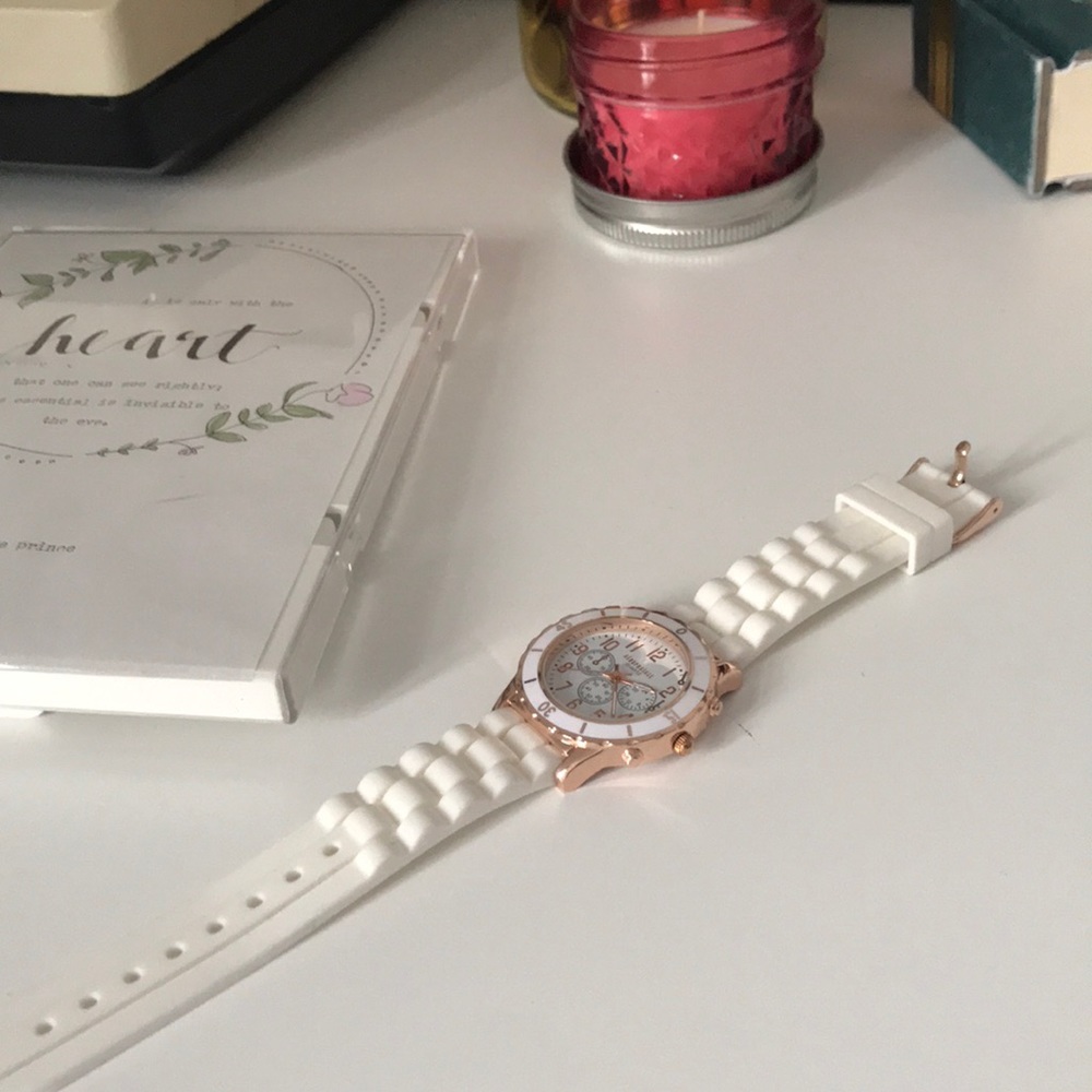 woman’s fashion watch 💛